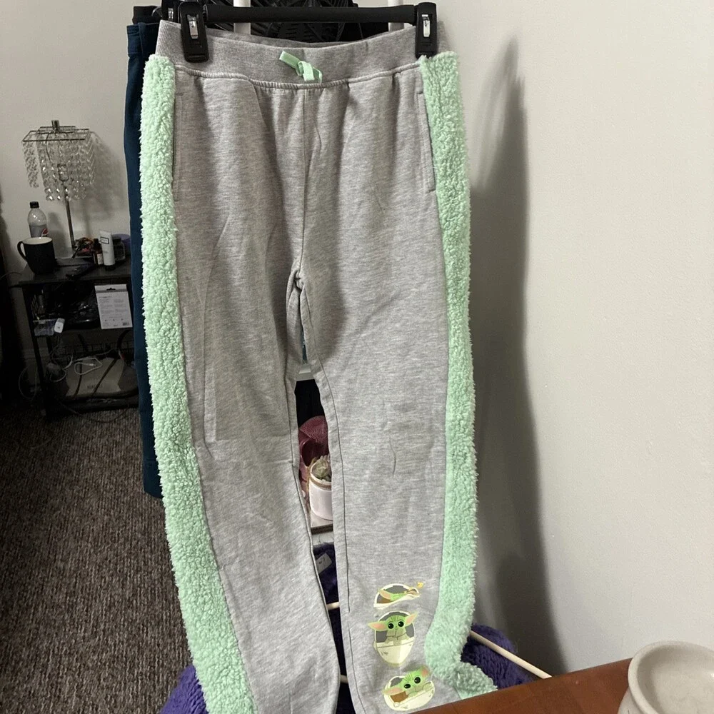 New Without Tags Big Kids girls Star Wars Gray And Green Fuzzy Sweatpants 14 16